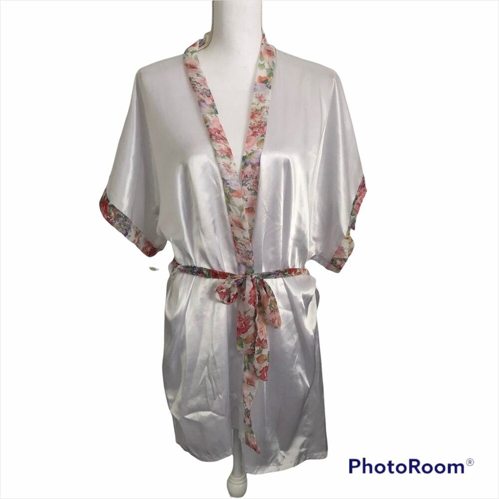 🌻 2/$20 Vintage Circa 2000 Size M Silky Floral White Short Robe Cottagecore